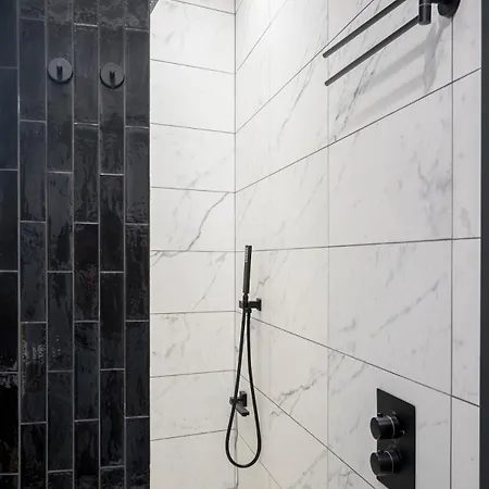 Landmark Luxe 2br With Parking Apartmán *