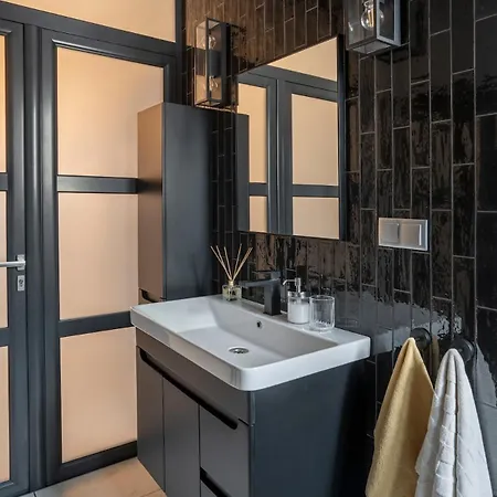 Landmark Luxe 2br With Parking *