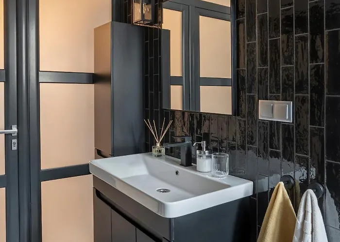 Landmark Luxe 2br With Parking *