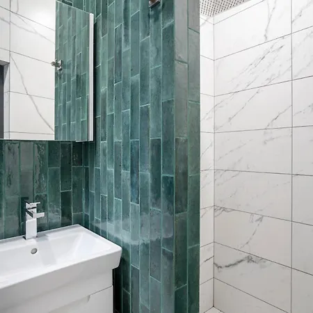 Landmark Luxe 2br With Parking Sofia
