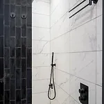 Landmark Luxe 2br With Parking Appartamento *