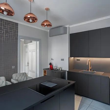 Landmark Luxe 2br With Parking