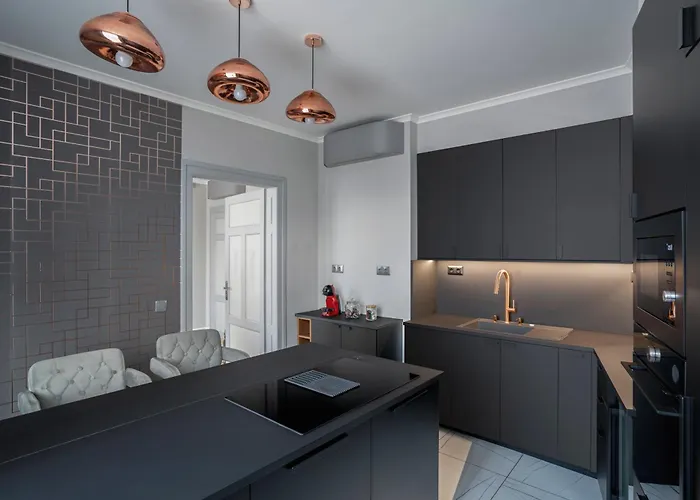 Landmark Luxe 2br With Parking